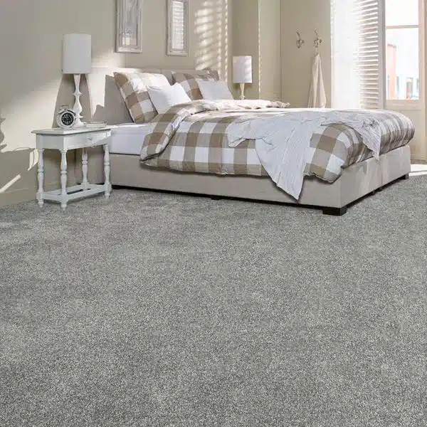 Light-gray-carpet-in-bright-bedroom-with-checkered-bedding