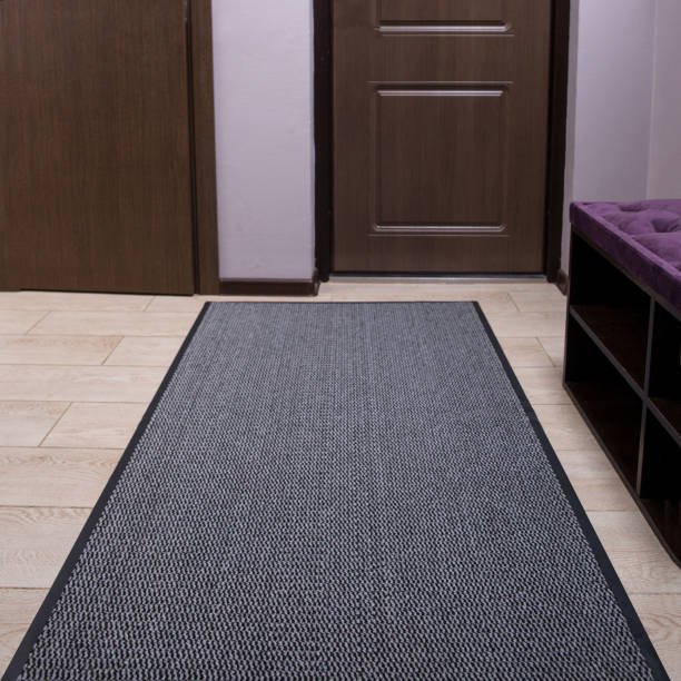 Gray carpet in the decor of the hallway